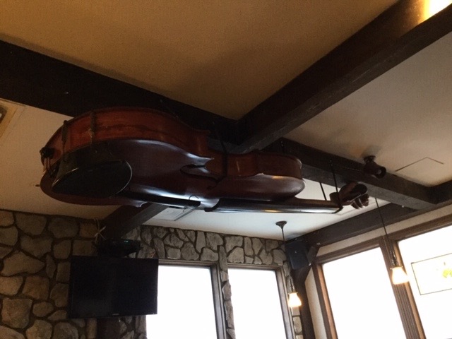 adorned with a giant fiddle on the ceiling.